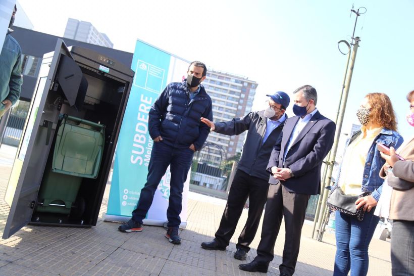 Inauguran sistema de compactadores inteligentes de basura en Estación Central: permiten reducir frecuencia de recolección de desechos hasta en 80%