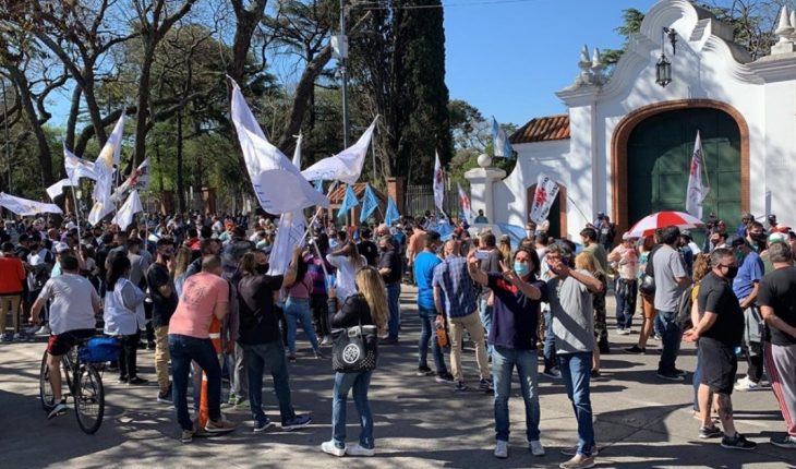 Manifestantes mostraron su apoyo a Alberto Fernández en la quinta de Olivos