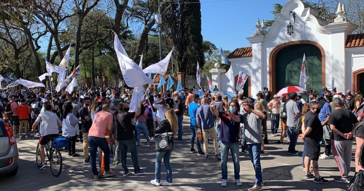 Manifestantes mostraron su apoyo a Alberto Fernández en la quinta de Olivos