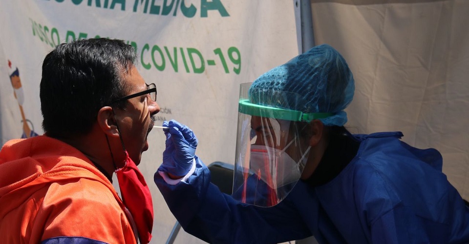 México suma 555 muertes más por COVID; casos suben 4%