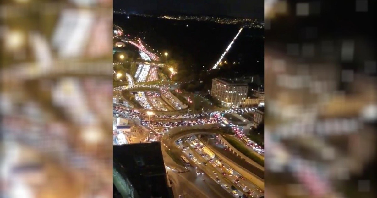 París: Cientos de autos embotellados antes del toque de queda
