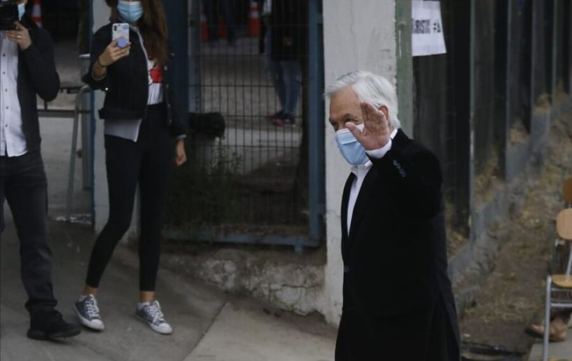 Presidente Piñera votó en colegio en Las Condes: "Rechazar la violencia y abrazar el camino de la unidad. Eso les pido a mis compatriotas"