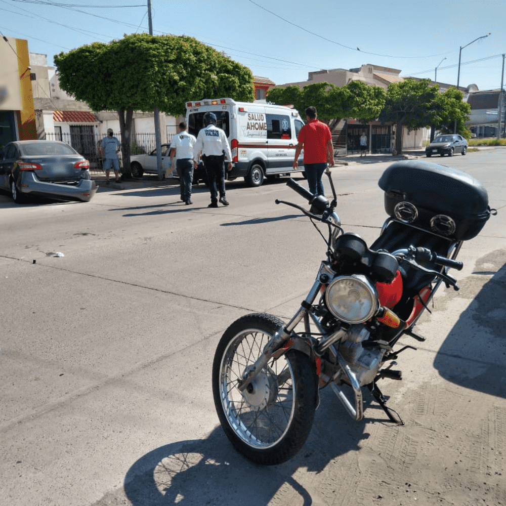 Repartidor en sentido contrario choca con auto en Los Mochis
