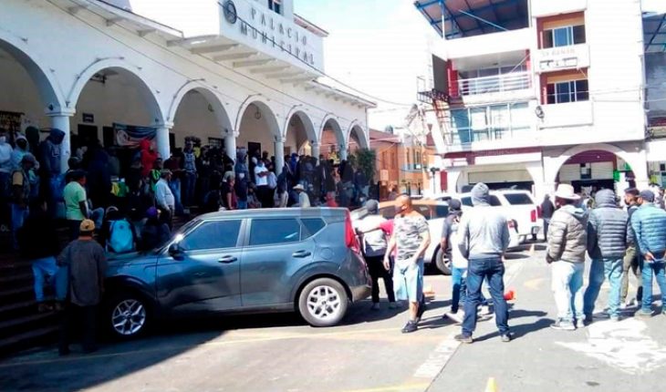 Se movilizan comuneros, exigen la renuncia de alcalde de Los Reyes, Michoacán