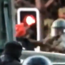 Video muestra el momento en que carabinero de FF.EE. lanza a manifestante al río Mapocho