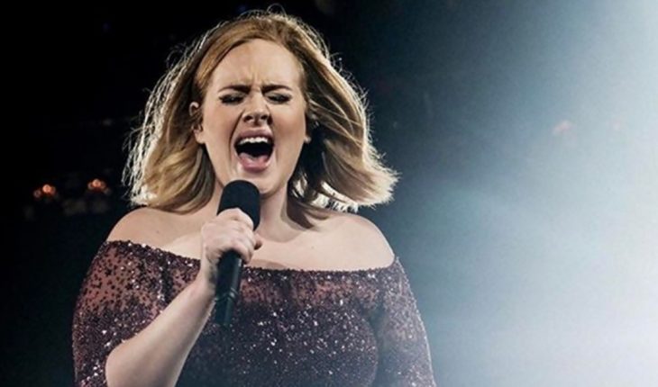 translated from Spanish: Adele announced she will be a guest host on Saturday Night Live