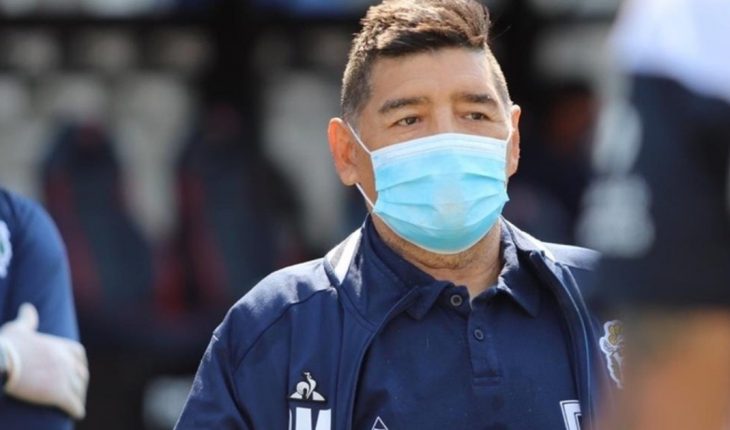translated from Spanish: After a hug with a infected man, Maradona was isolated by COVID