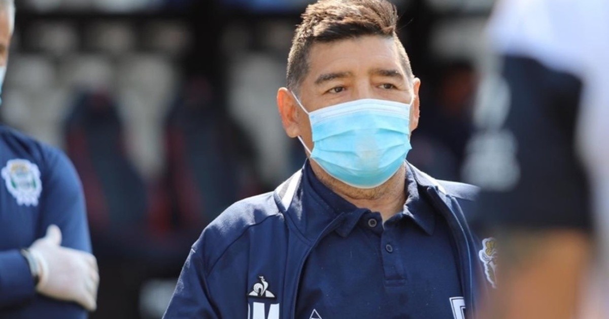 After a hug with a infected man, Maradona was isolated by COVID