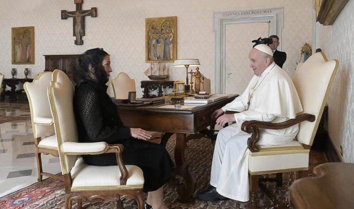 translated from Spanish: Beatriz Gutierrez Muller meets with Pope Francis; AMLO letter delivery