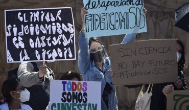 translated from Spanish: Block access to San Lazarus and protest against demise of trusts