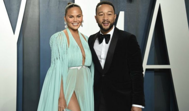 translated from Spanish: Chrissy Teigen and John Legend announce the loss of their baby with stunning photographs