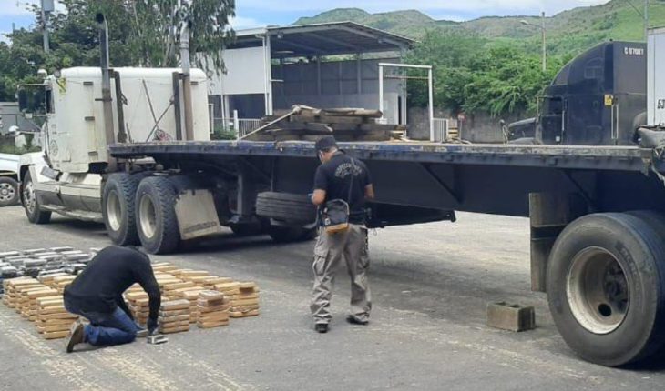translated from Spanish: El Salvador seizes 1200 kg of cocaine in two operatives