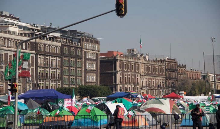 translated from Spanish: Frena members arrive at the Zocalo to expand their planting