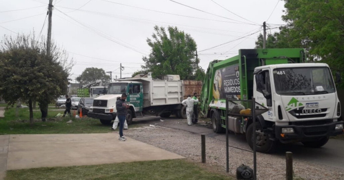 La Plata: pull 7 garbage trucks out of a accumulating neighbor's house