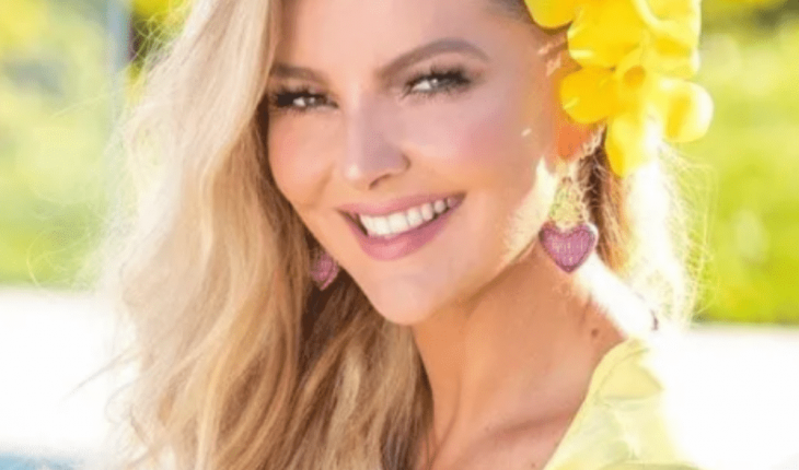 translated from Spanish: Marjorie de Sousa teaches the “cachetito” when walking