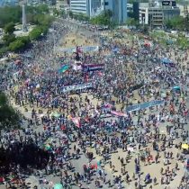 Plaza Italia gathers thousands of people on the anniversary of 18-O, while the government monitors the parapetal demonstration in La Moneda