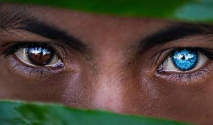 translated from Spanish: They photograph tribe with blue eyes