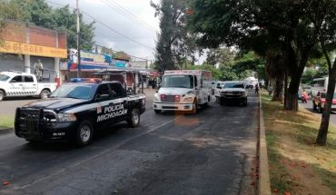 translated from Spanish: Two men are taken to life outside a vulcanizer in Uruapan, Michoacán