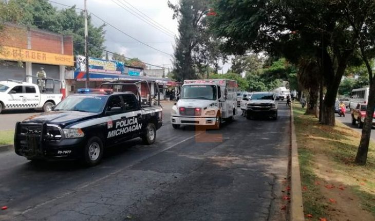 translated from Spanish: Two men are taken to life outside a vulcanizer in Uruapan, Michoacán