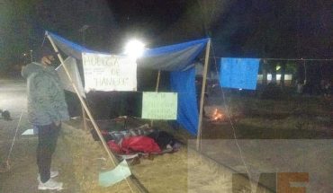 translated from Spanish: Two teachers in Caltzontzin start hunger strike