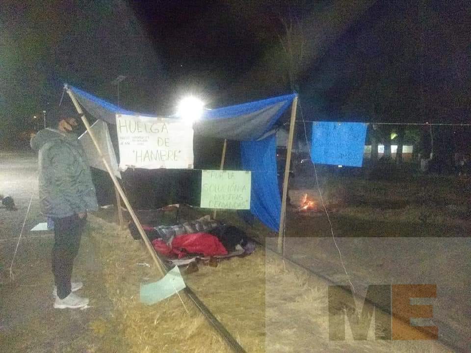 Two teachers in Caltzontzin start hunger strike