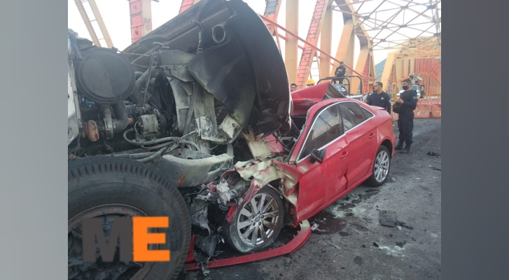 Woman loses her life in shock of her car against a truck in the "21st Century"