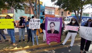 translated from Spanish: Women protest in front of the STJE to demand justice for femicide of “Gaby”