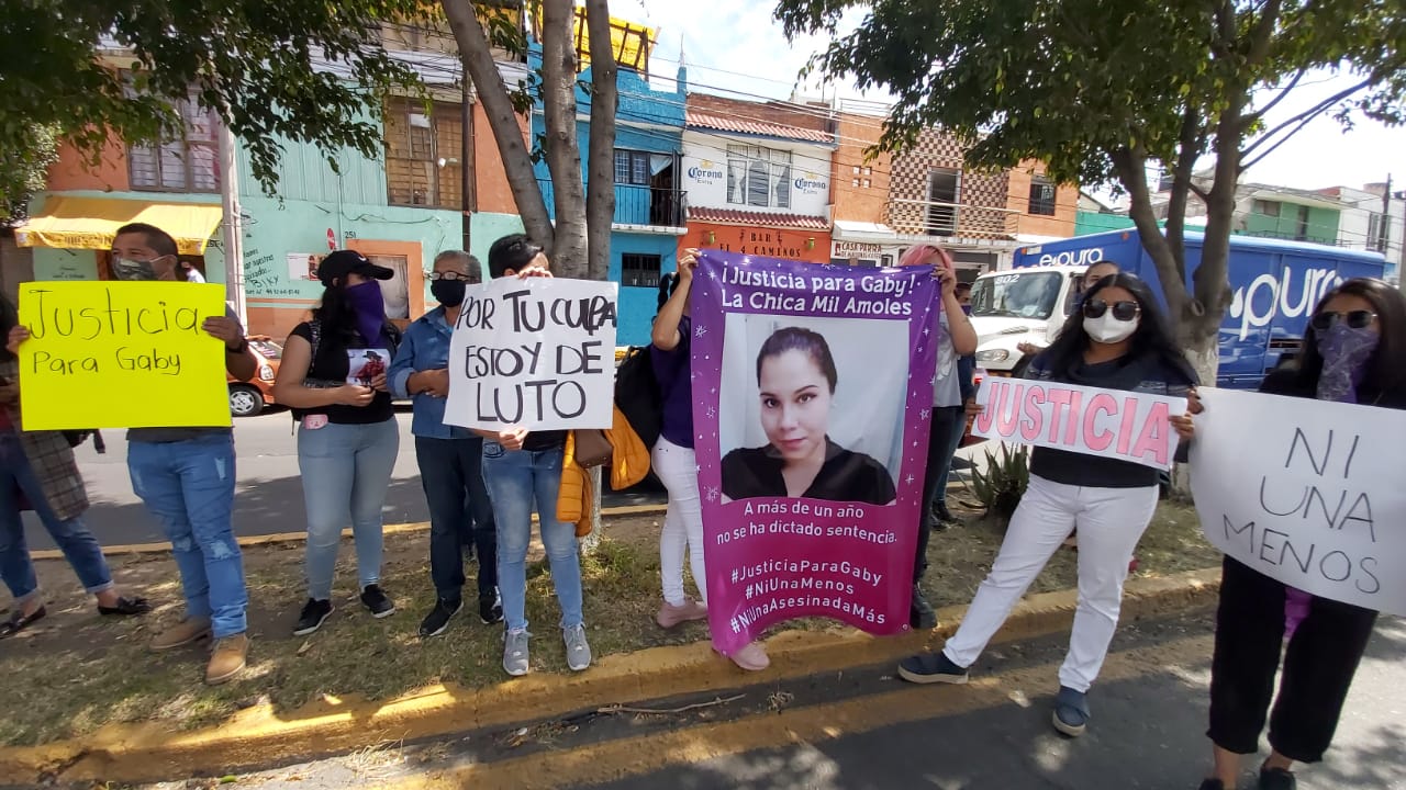Women protest in front of the STJE to demand justice for femicide of "Gaby"