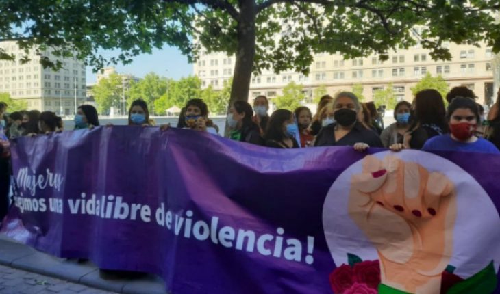 Agrupaciones feministas protestan frente a La Moneda y dejan carta a Piñera cuestionando gestión por violencia de género