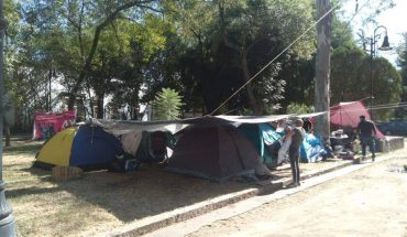 Ante tercer desalojo de albergue del Hospital Infantil, padres de familia acampan en bosque Cuauhtémoc de Morelia