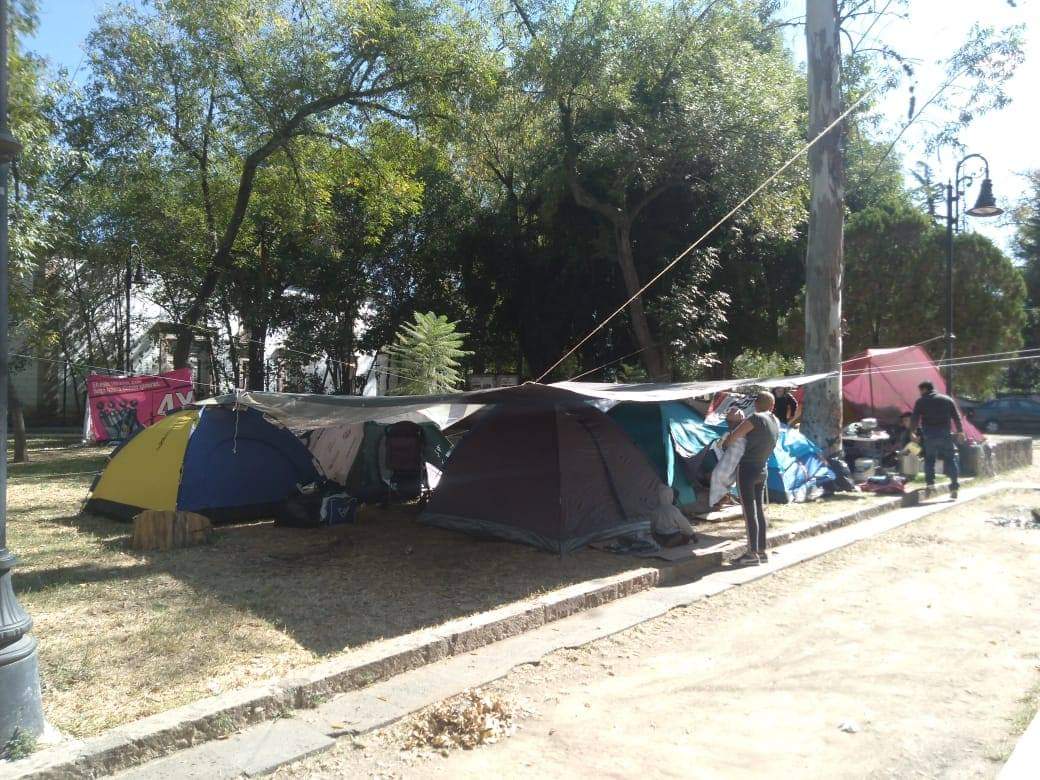 Ante tercer desalojo de albergue del Hospital Infantil, padres de familia acampan en bosque Cuauhtémoc de Morelia