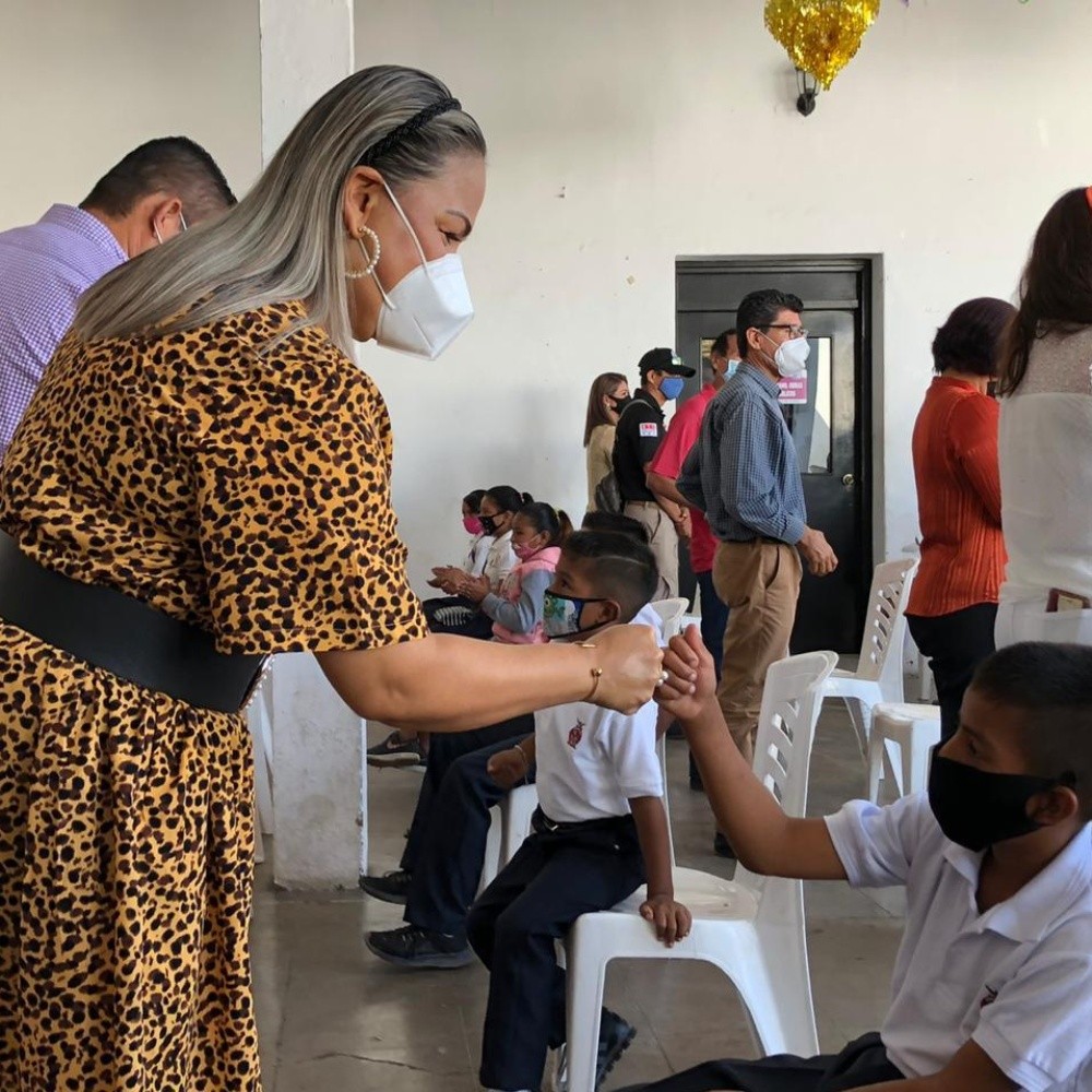 Apadrinan a 80 menores en edad escolar en Escuinapa
