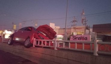 Automovilista se sube a barandal de un puente en Culiacán
