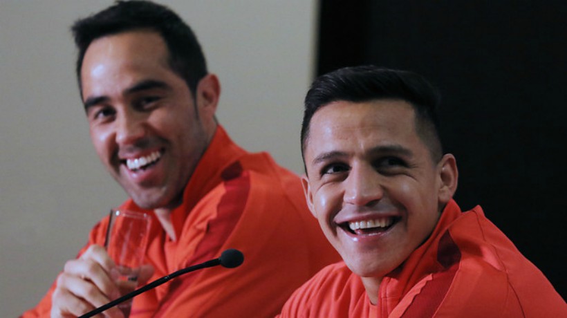 Bravo y Alexis ya están en Chile para jugar por la Selección