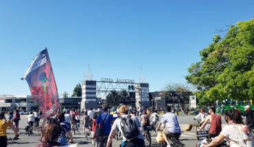 Caravana de bicis y autos contra la venta de los terrenos de Costa Salguero