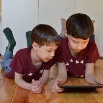 Casi un tercio de los padres chilenos desearía estar más involucrado en la vida digital de sus hijos