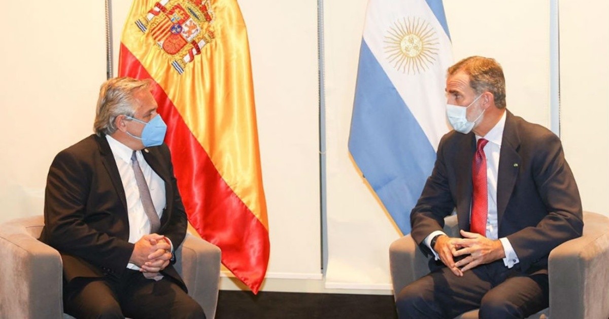 Cumbre en Bolivia: Alberto Fernández junto al vicepresidente de España y el rey Felipe VI