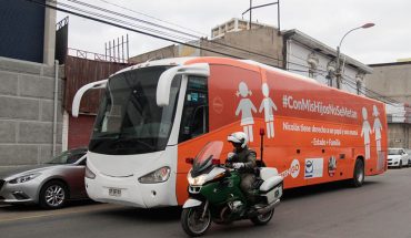 Defensoría de la Niñez y Movilh rechazan regreso de bus con mensajes en contra de disidencias sexuales y de género