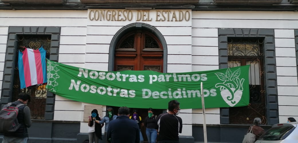 Feministas toman Congreso de Puebla, exigen la legalización del aborto