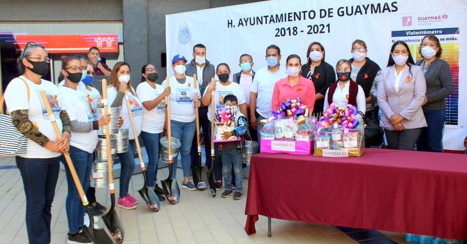 Guaymas entrega palas y cubetas a mujeres para que busquen a desaparecidos