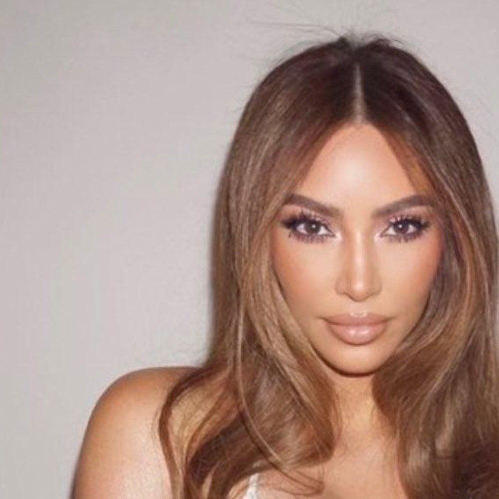 La sensualidad de Kim Kardashian promocionando kkwbeauty