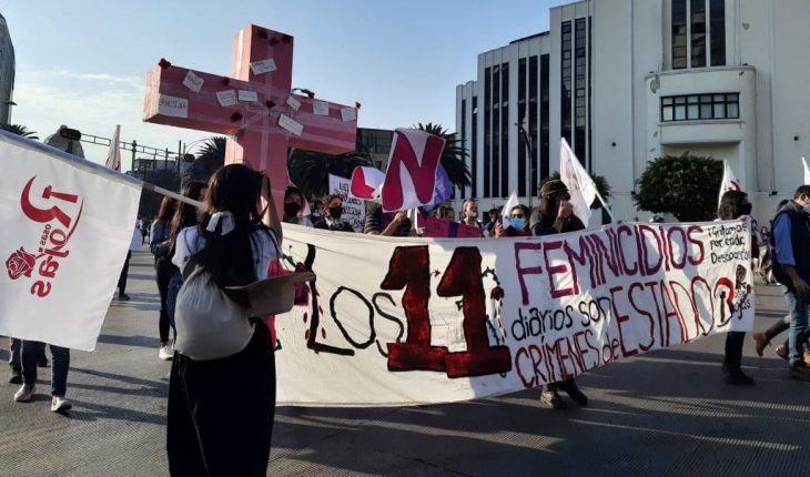 Mujeres marchan en la CDMX contra la violencia y los feminicidios