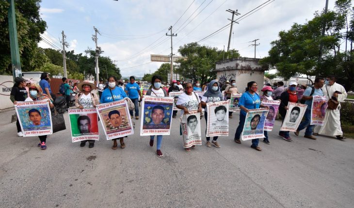 Padres de los 43 toman caseta de Acapulco; piden investigar a Cienfuegos