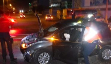 Pareja se accidente en su vehículo en Mazatlán