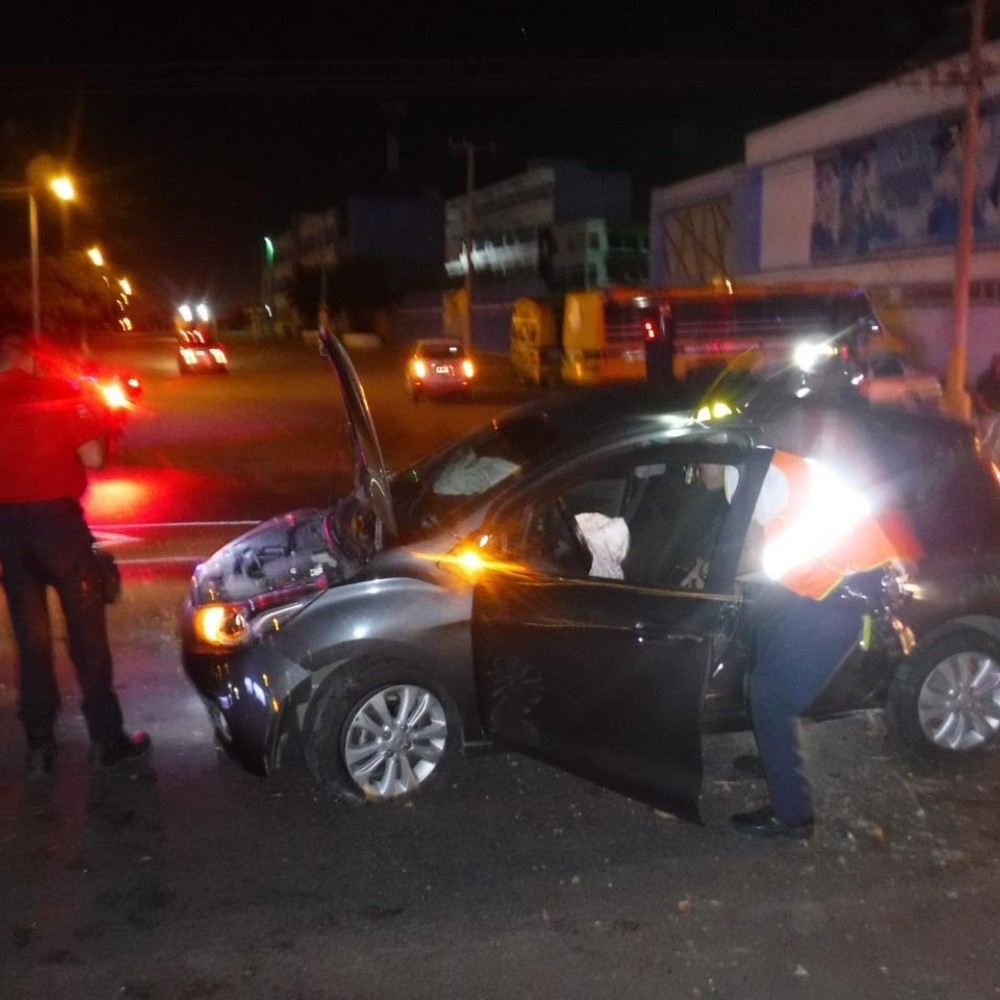 Pareja se accidente en su vehículo en Mazatlán