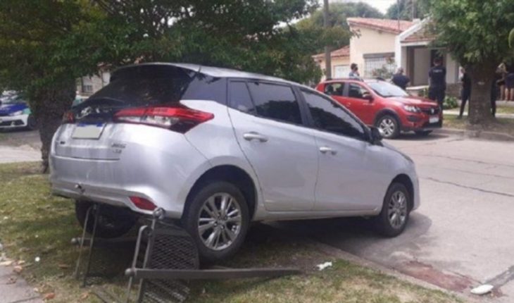 Un hombre dio marcha atrás con su auto nuevo y atropelló y mató a su esposa