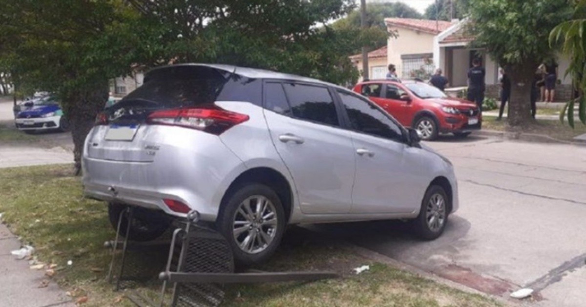Un hombre dio marcha atrás con su auto nuevo y atropelló y mató a su esposa
