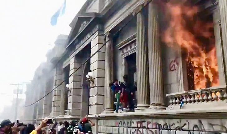 [VIDEO] Manifestantes entran y prenden fuego al Congreso en Guatemala