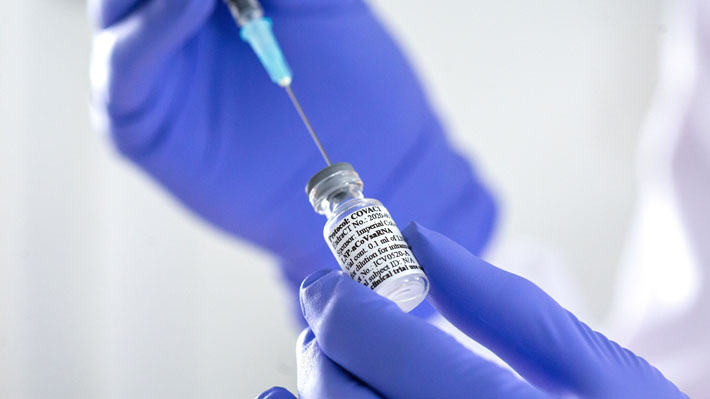 Vacuna de AstraZeneca y Oxford demostró una eficacia del 70% contra el Covid-19