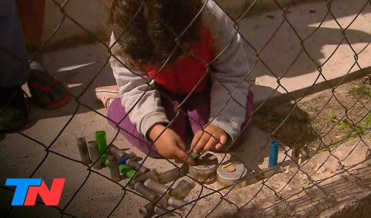 Video: Demasiado chicos para tanto miedo: tras la toma de Guernica, una nena juega con balas de goma